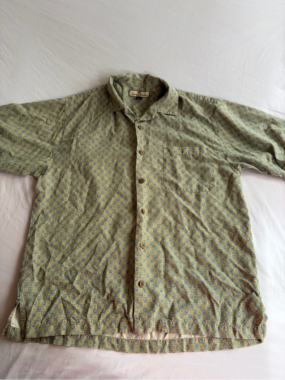 Tommy Bahama Menโs 100% Silk Olive Pattern Short Sleeve Button Up Shirt Size M